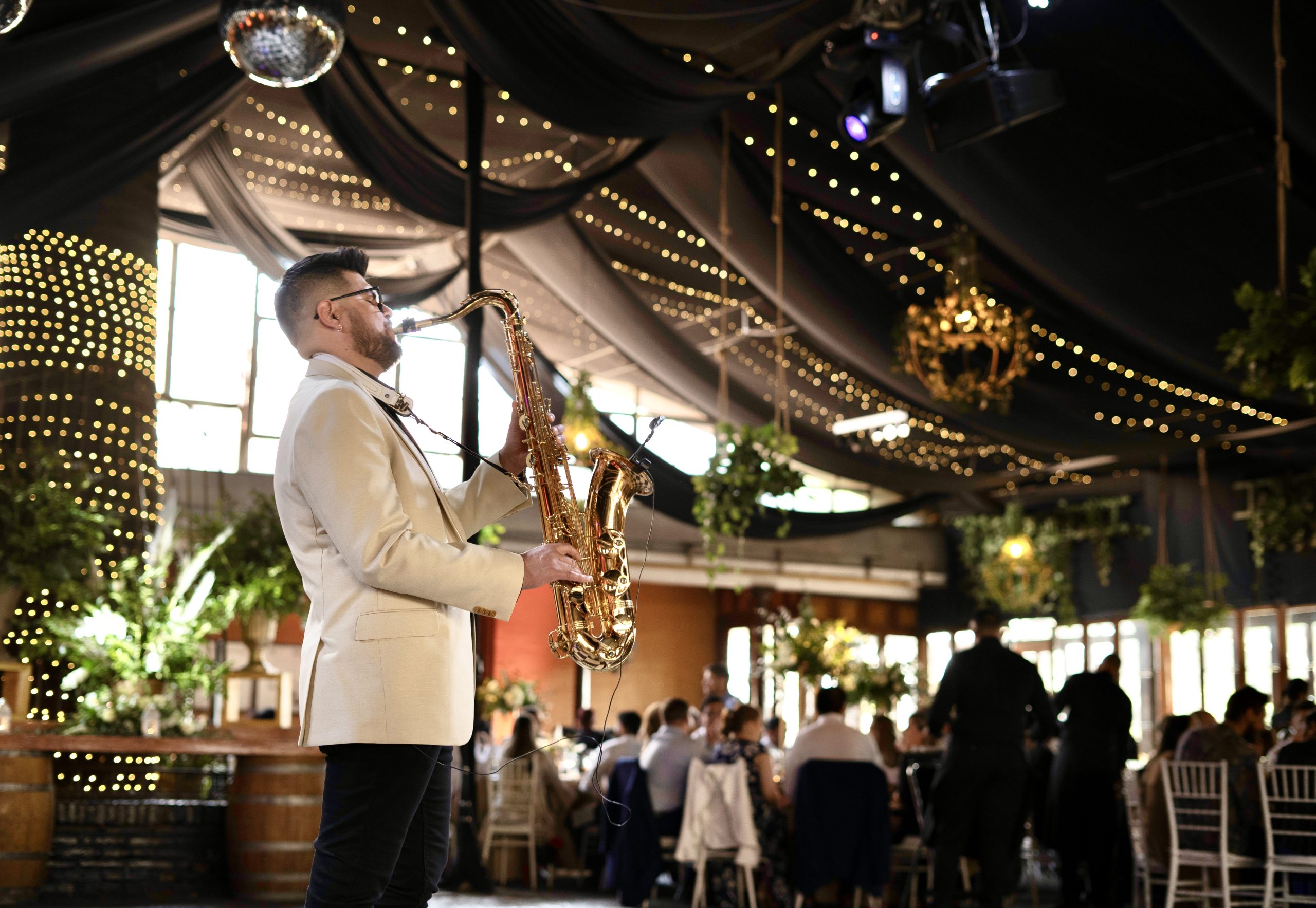 José Salinas, saxofonista y productor musical, tocando en un matrimonio elegante en Santiago de Chile