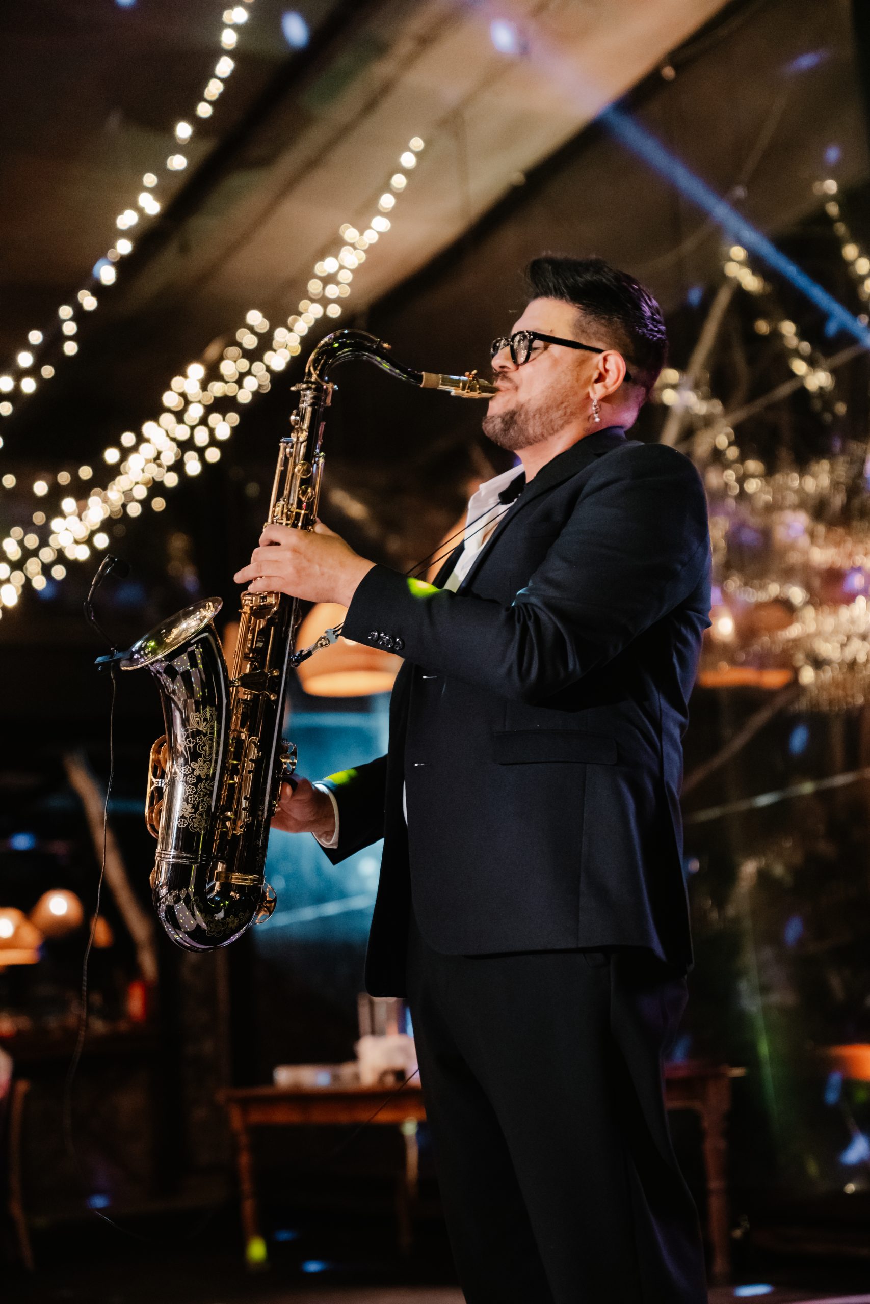 José Salinas saxofonista tocando en vivo en evento elegante en Santiago