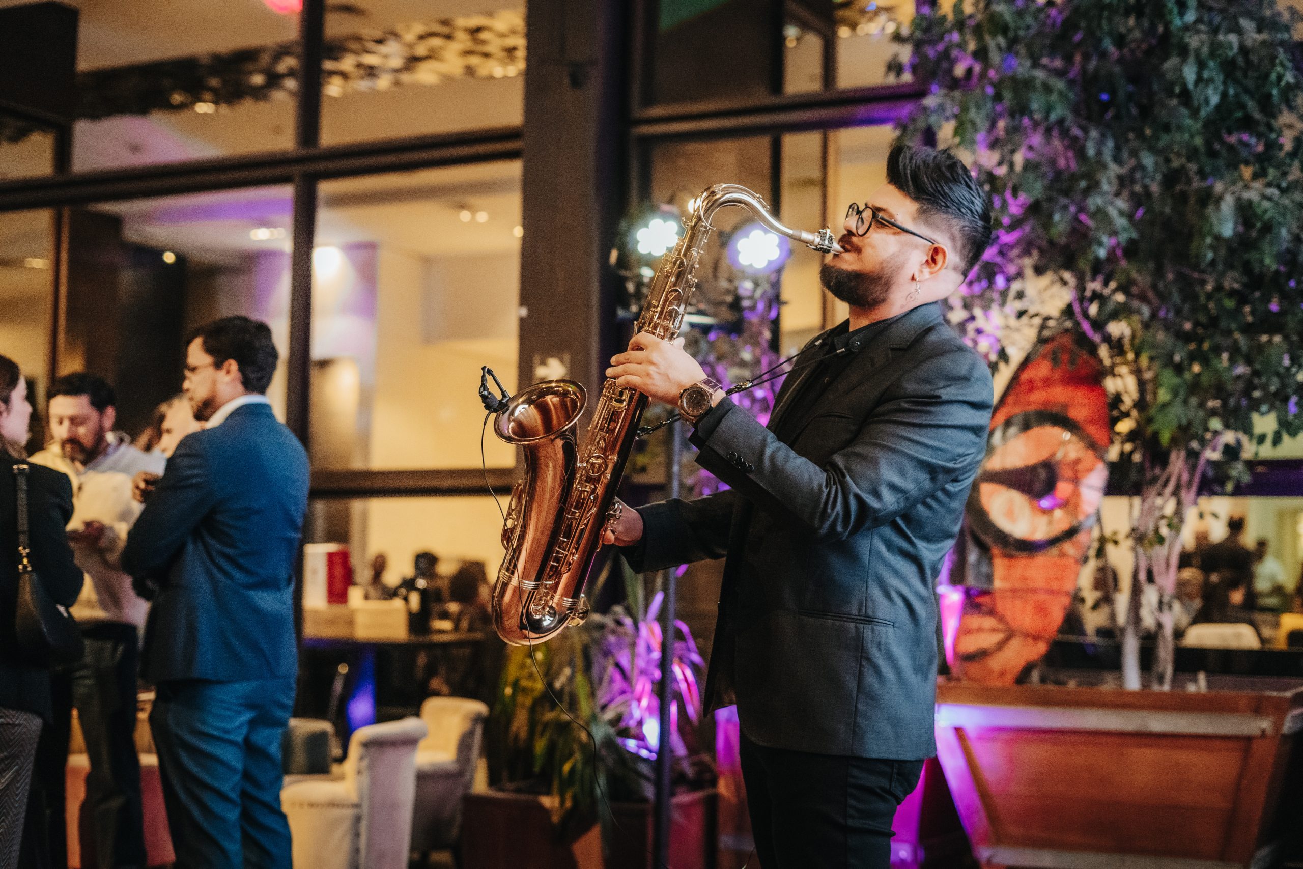 José Salinas tocando saxofón en evento corporativo de alto nivel en Santiago de Chile